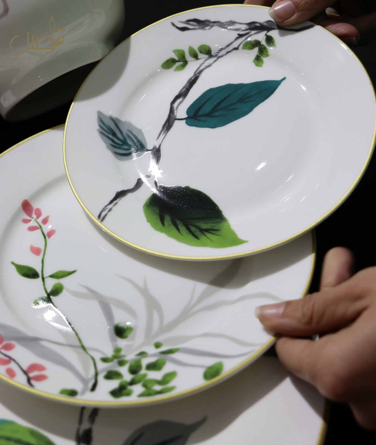 ... ضف لمسة من الفخامة إلى مائدتك بتصميم نباتي🍽️✨"