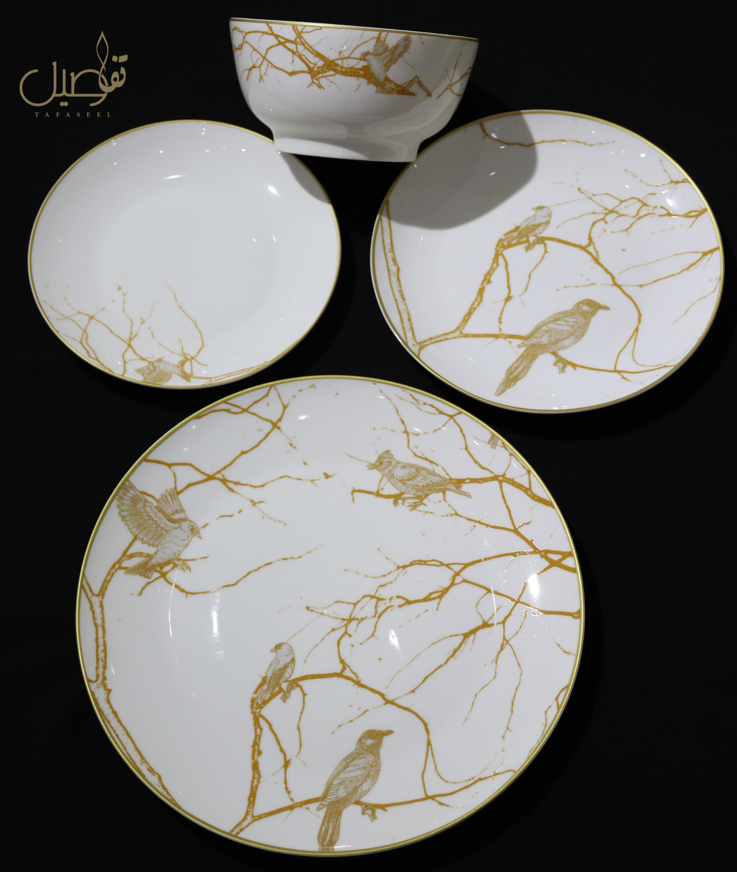 "طقم المائدة الأبيض بلمسة الطائر الذهبي - فخامة تجمع بين الأناقة والبساطة"