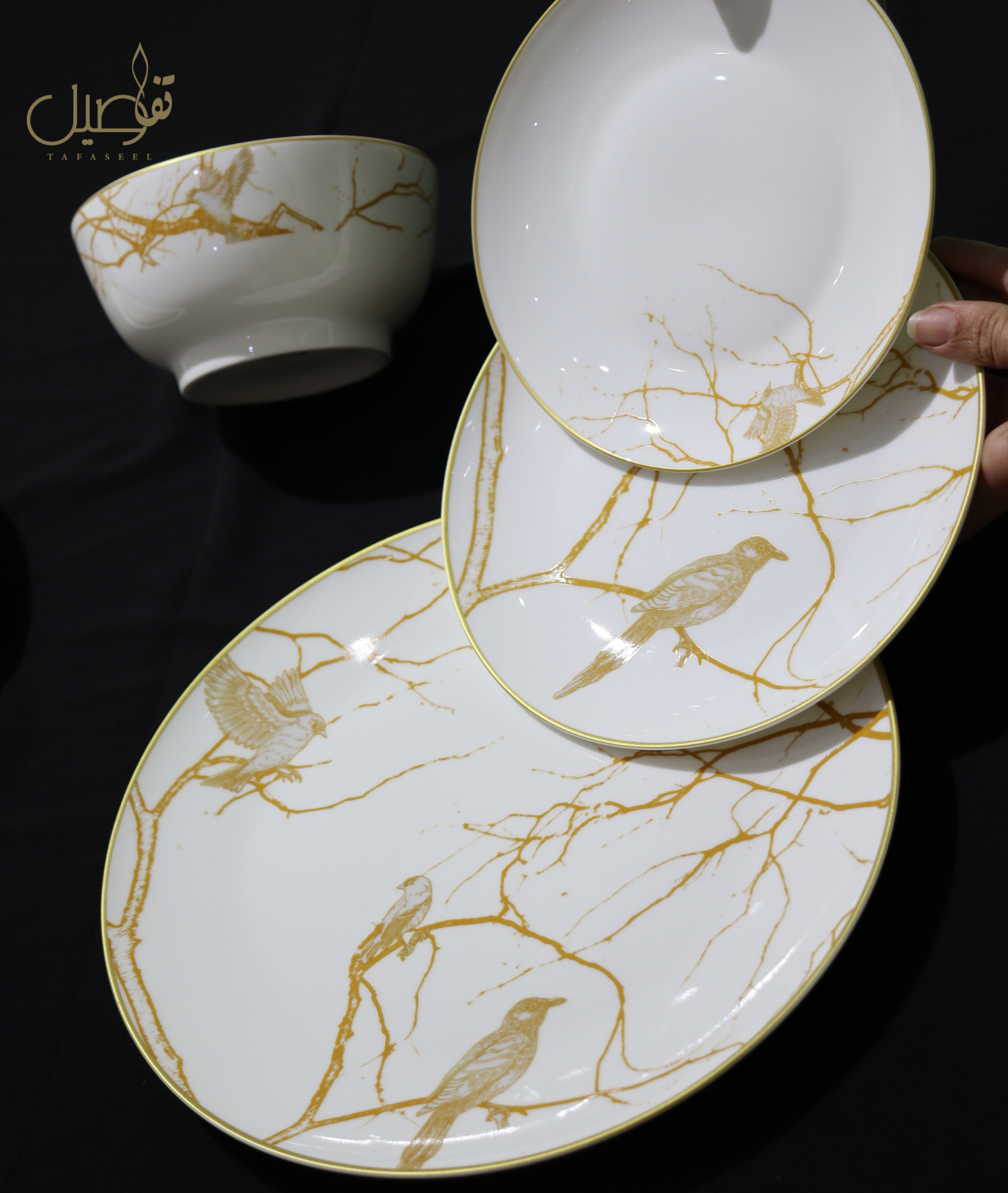 "طقم المائدة الأبيض بلمسة الطائر الذهبي - فخامة تجمع بين الأناقة والبساطة"