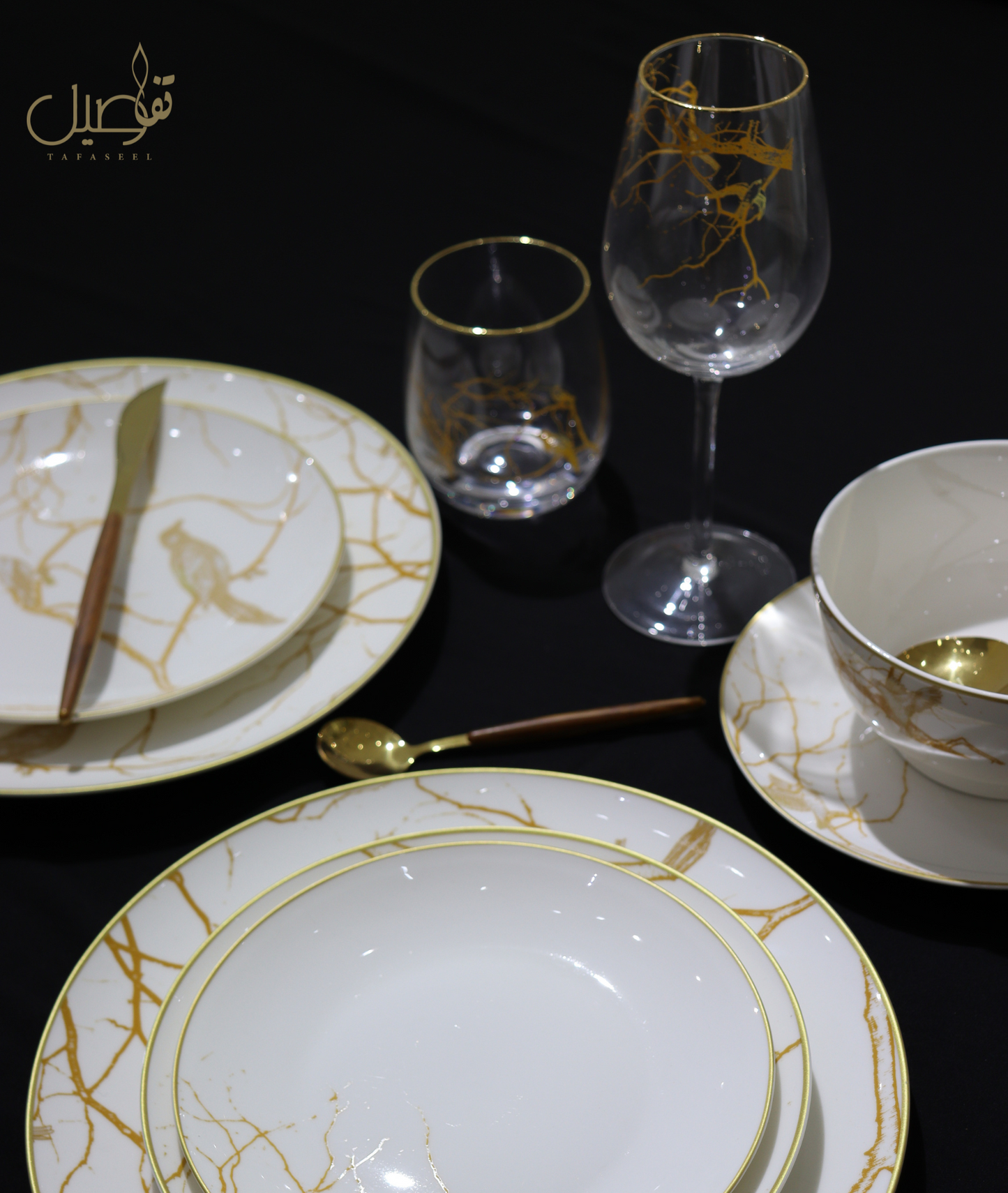 "طقم المائدة الأبيض بلمسة الطائر الذهبي - فخامة تجمع بين الأناقة والبساطة"