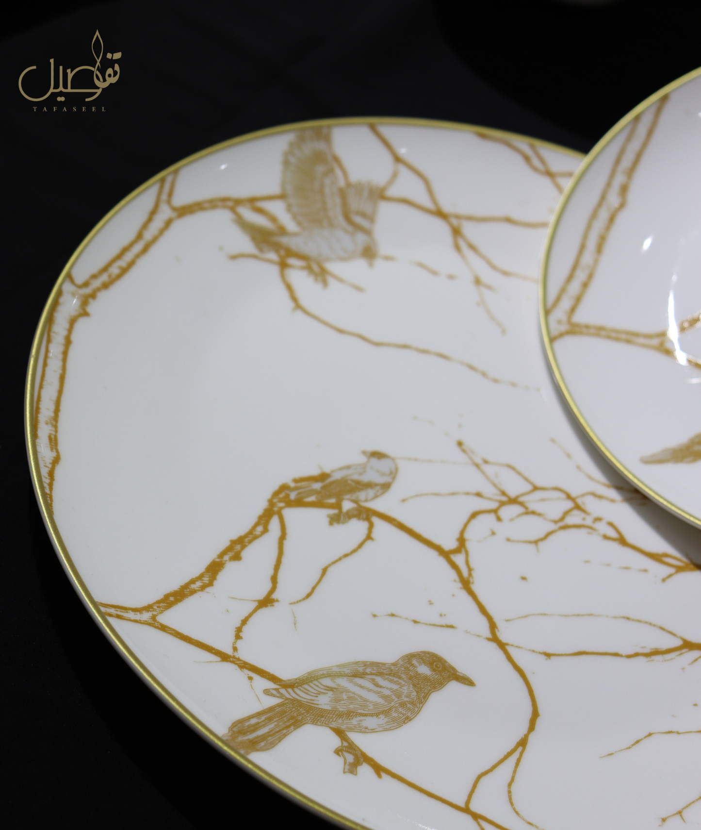 "طقم المائدة الأبيض بلمسة الطائر الذهبي - فخامة تجمع بين الأناقة والبساطة"