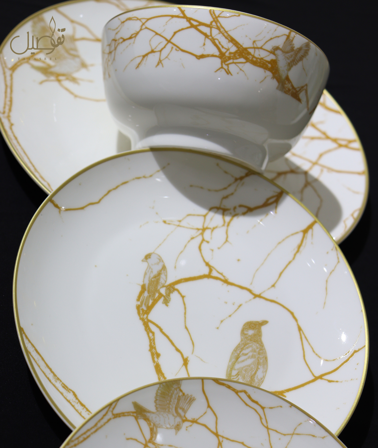 "طقم المائدة الأبيض بلمسة الطائر الذهبي - فخامة تجمع بين الأناقة والبساطة"