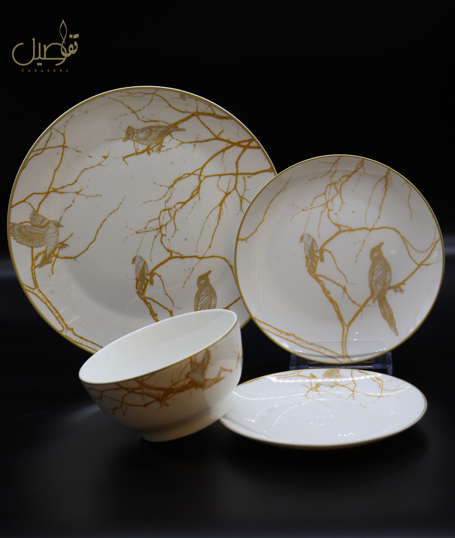 "طقم المائدة الأبيض بلمسة الطائر الذهبي - فخامة تجمع بين الأناقة والبساطة"