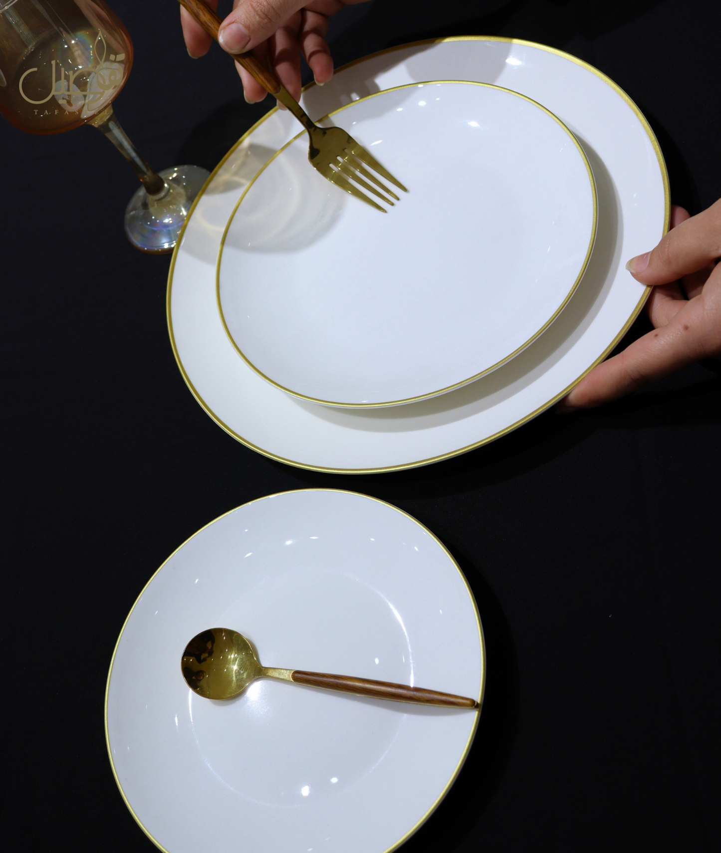 "أناقة البساطة على مائدتك 🍽️✨"