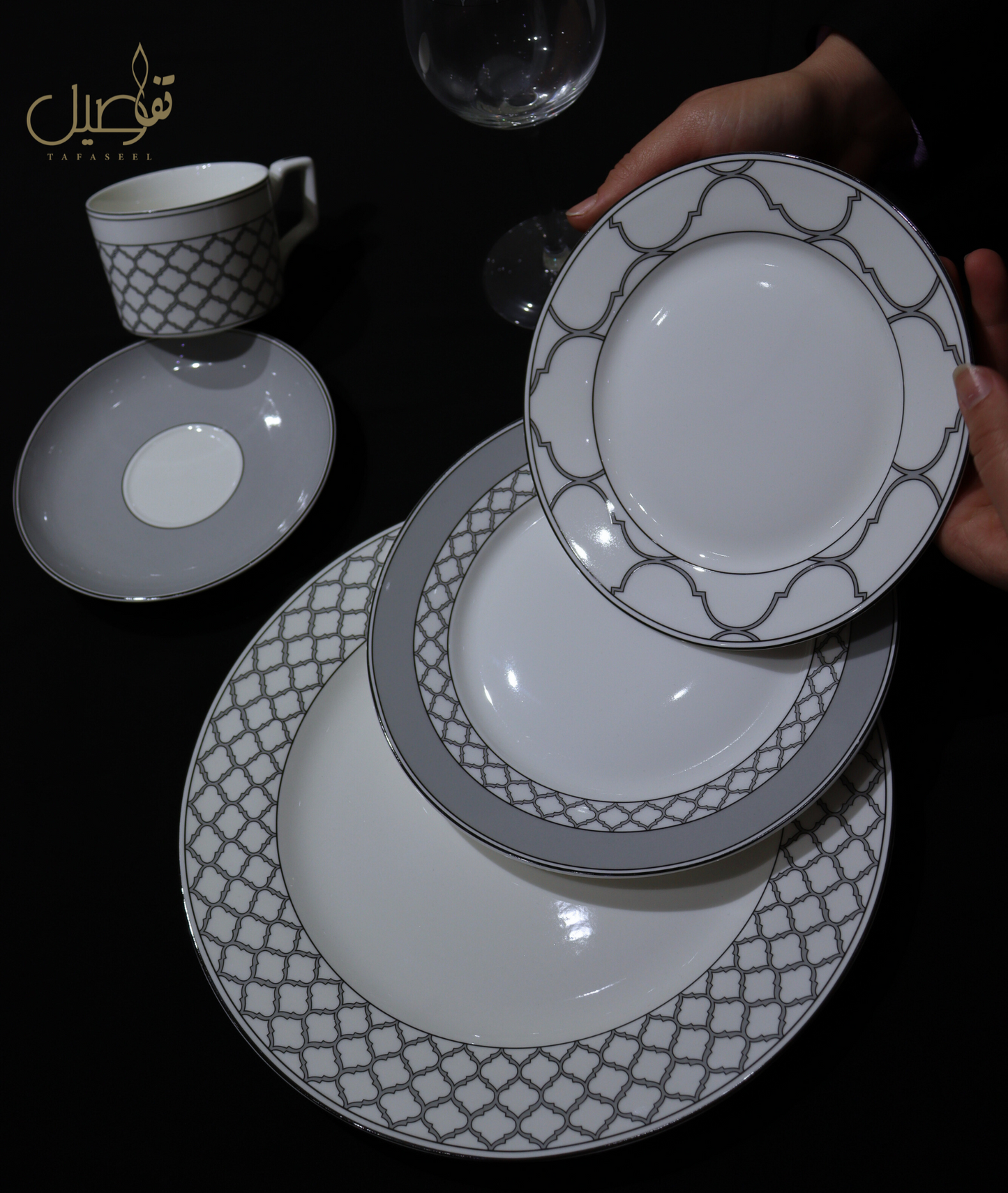 "طقم فاخر لـ6 أشخاص - 30 قطعة من الأناقة لمائدتك!"