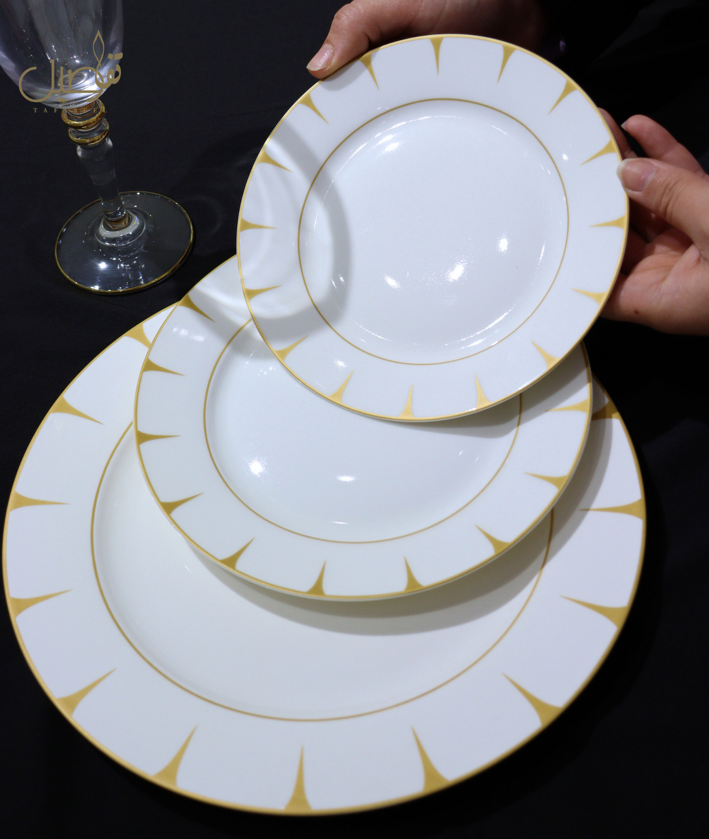 "✨ عرض فاخر لـ عشاق الأناقة! طقم 18 قطعة بسعر خيالي! ✨"