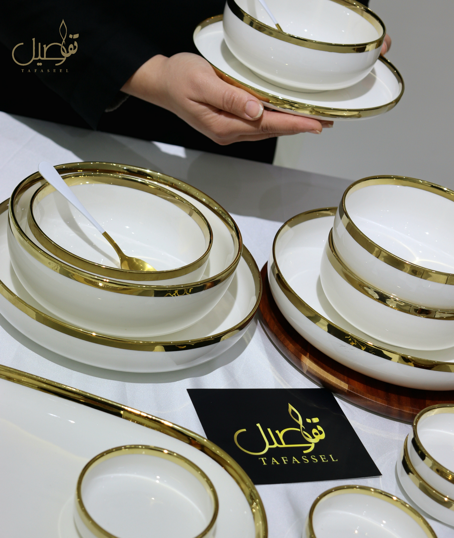 طقم الأحلام الأبيض الذهبي المميز بـ 27 قطعة