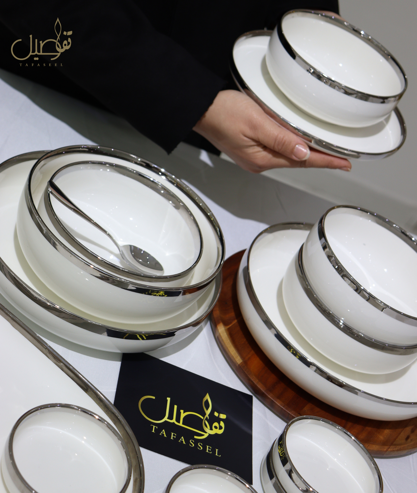 ✨ "لمسة من الأناقة على طاولتك - طقم 27 قطعة باللون الأبيض الفضي الراقي!" ✨