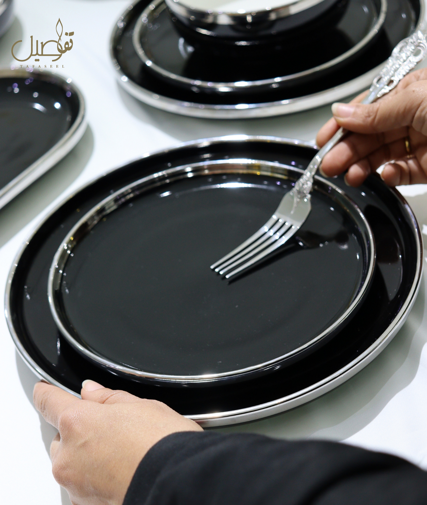 "طقم فاخر باللون الأسود الفضي – 27 قطعة تبرز أناقتك! 🖤✨"