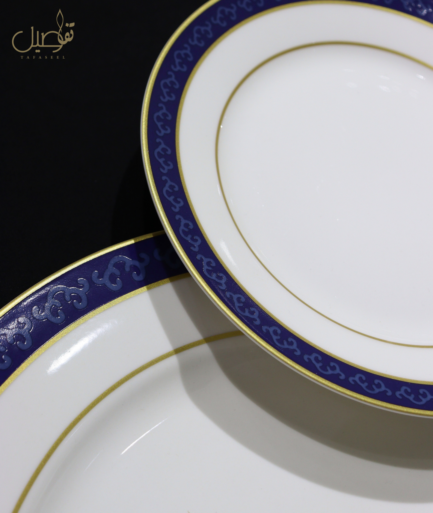 ✨ طقم صحون أنيق بتصميم كلاسيكي يجمع بين الأبيض والأزرق ✨