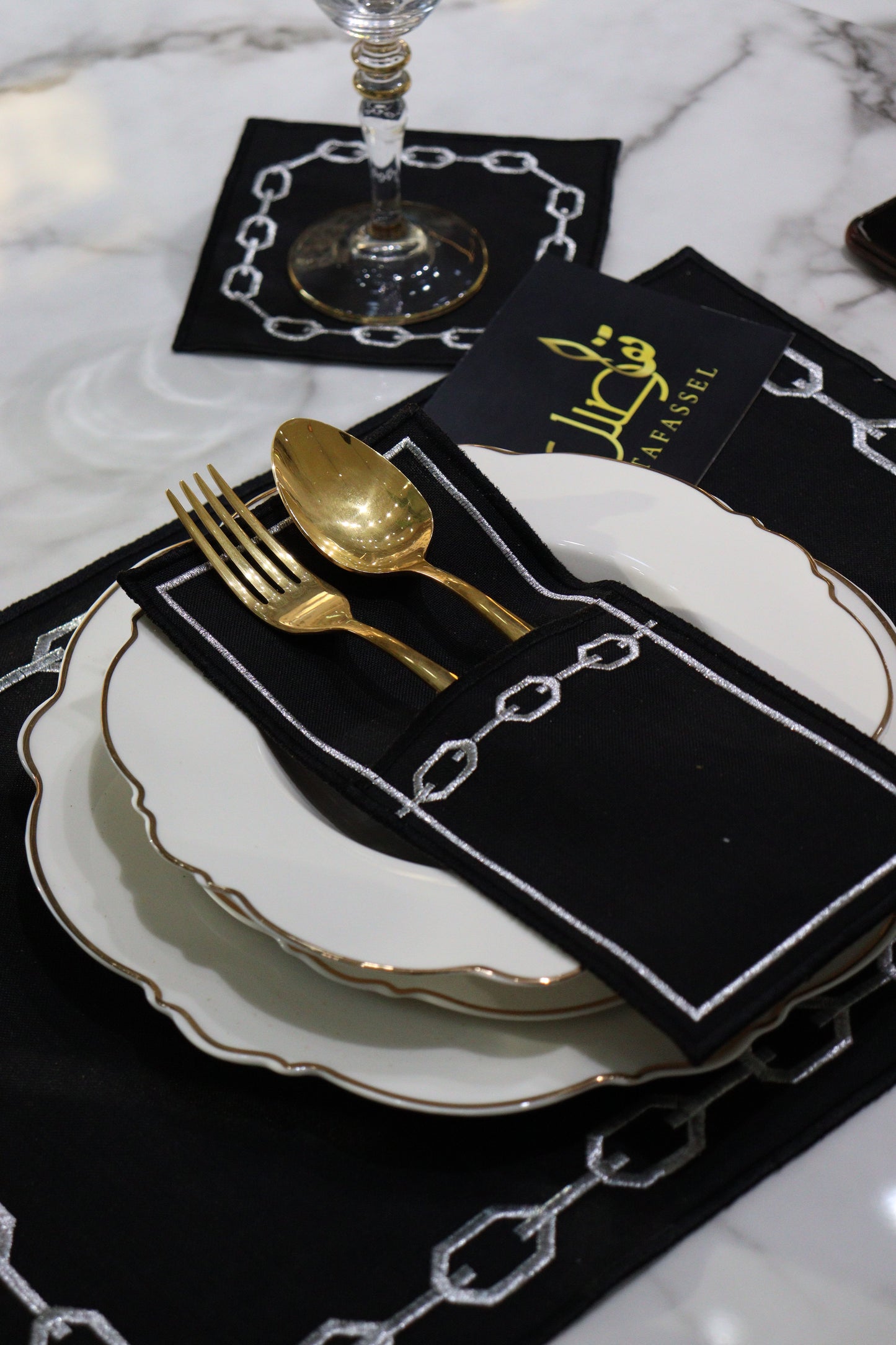 Set de table 18 pièces.