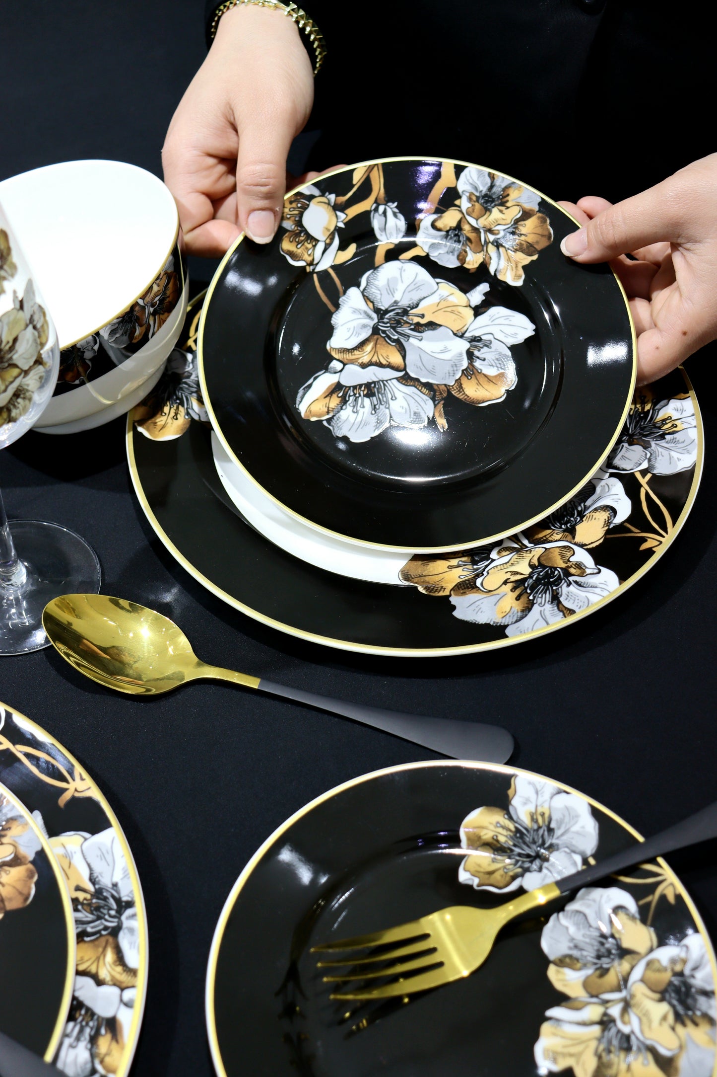 طقم المائدة الأسود الفخم المزخرف بالورود الراقية