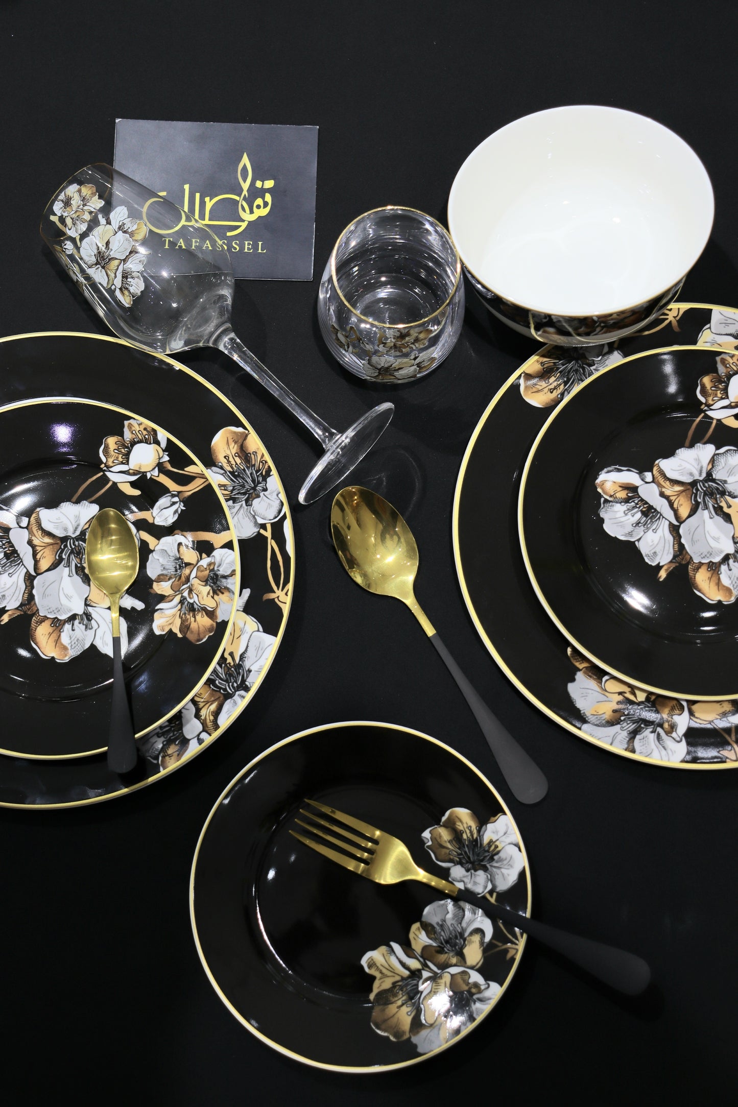 طقم المائدة الأسود الفخم المزخرف بالورود الراقية