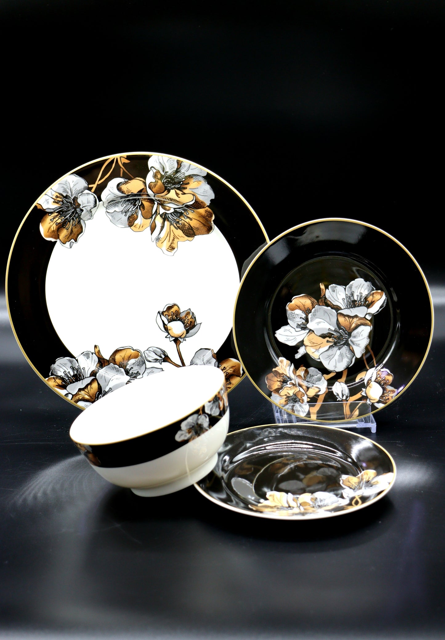 طقم المائدة الأسود الفخم المزخرف بالورود الراقية