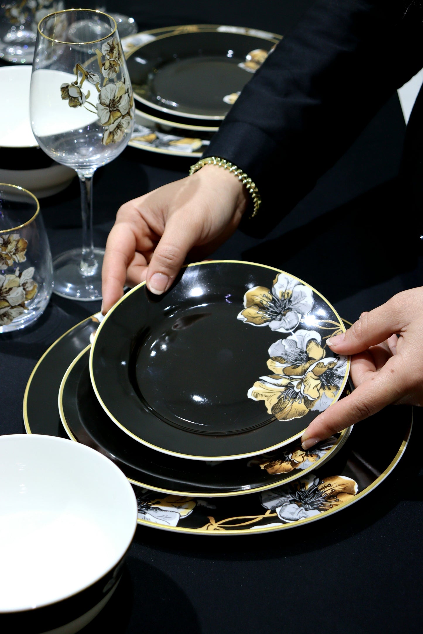 طقم المائدة الأسود الفخم المزخرف بالورود الراقية