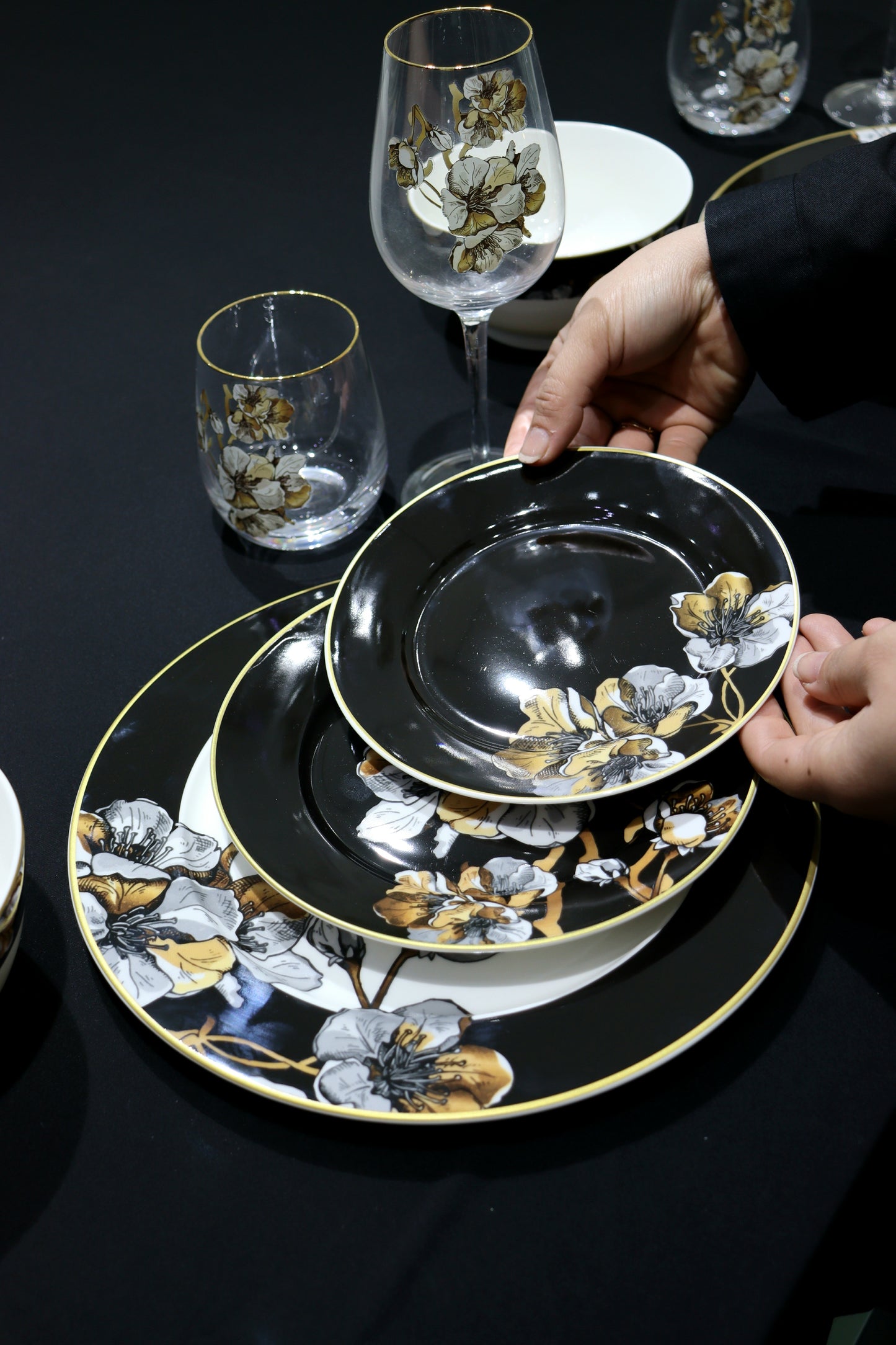 طقم المائدة الأسود الفخم المزخرف بالورود الراقية