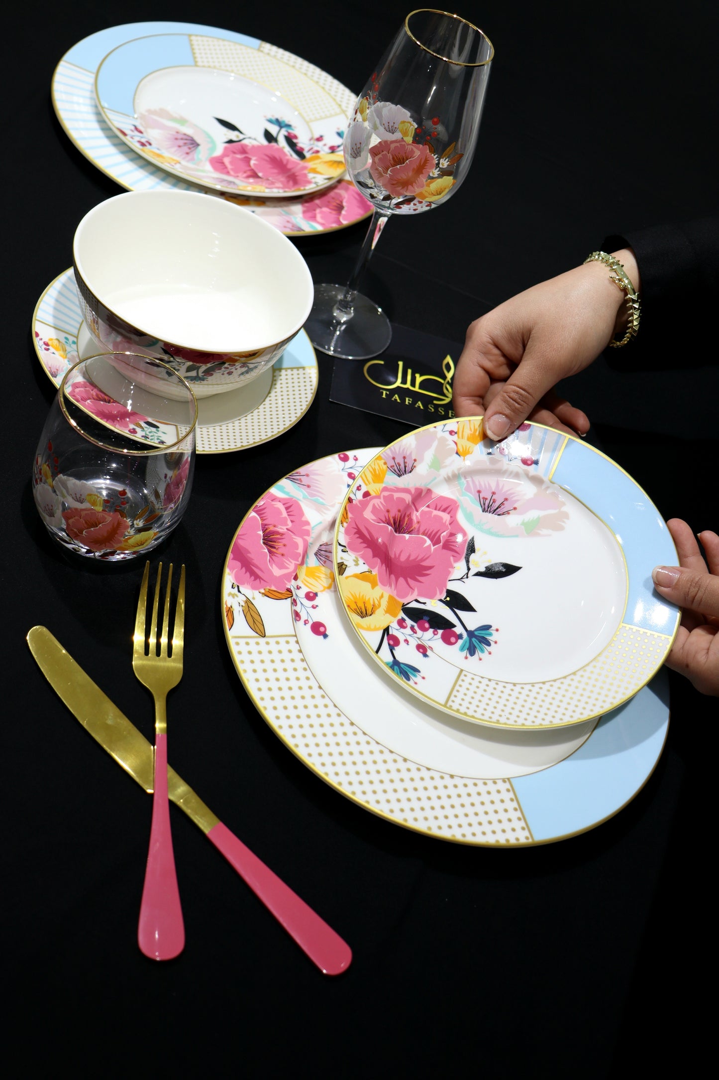 ✨ طقم زهري فخم لـ 6 أشخاص – أضف لمسة من الأناقة إلى مائدتك! ✨