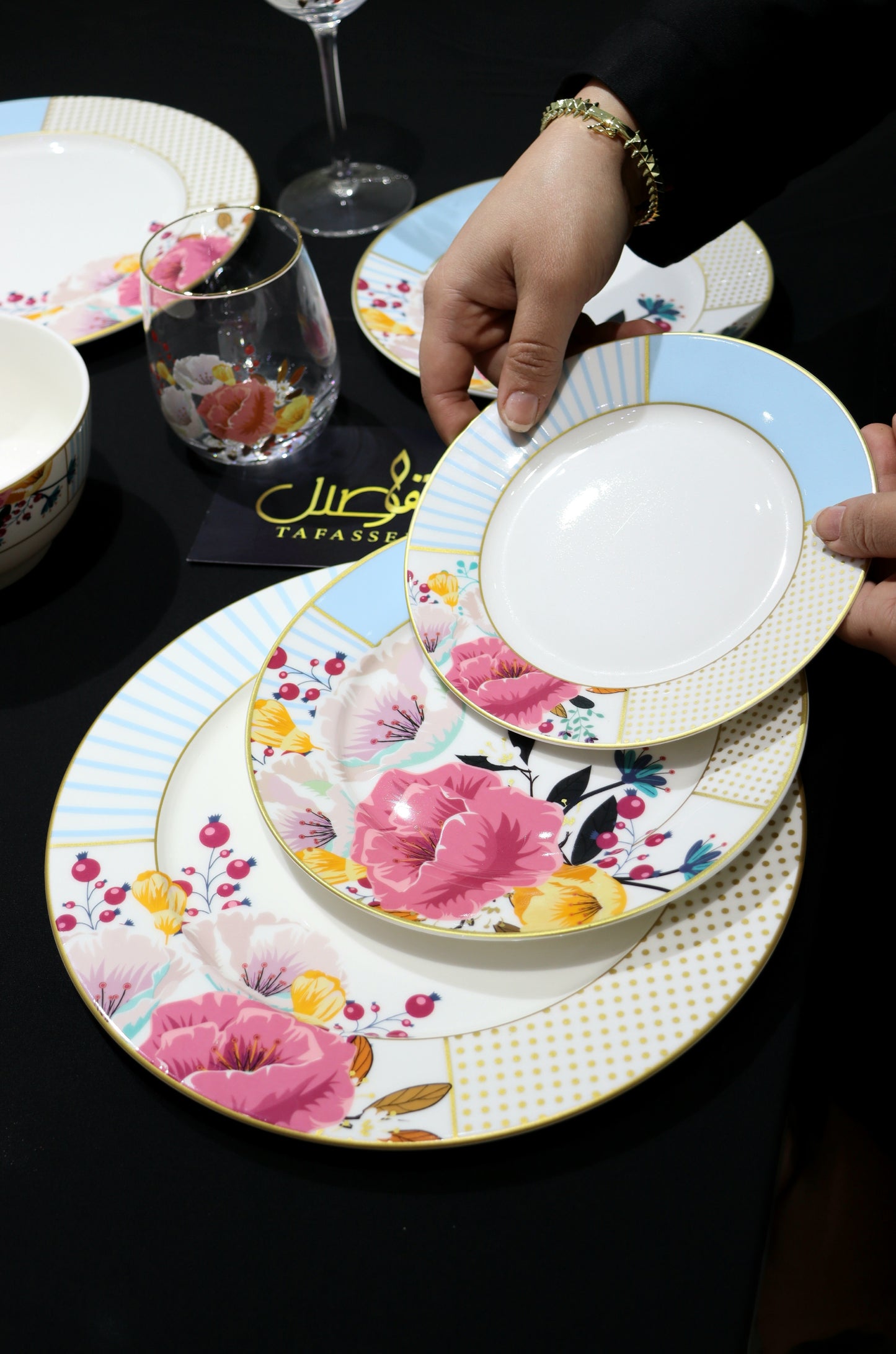 ✨ طقم زهري فخم لـ 6 أشخاص – أضف لمسة من الأناقة إلى مائدتك! ✨