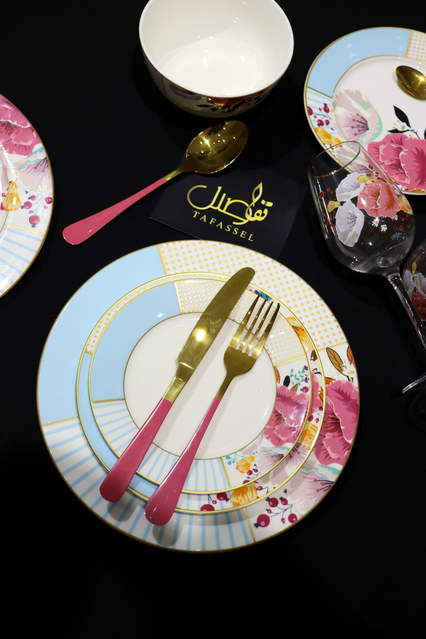 ✨ طقم زهري فخم لـ 6 أشخاص – أضف لمسة من الأناقة إلى مائدتك! ✨
