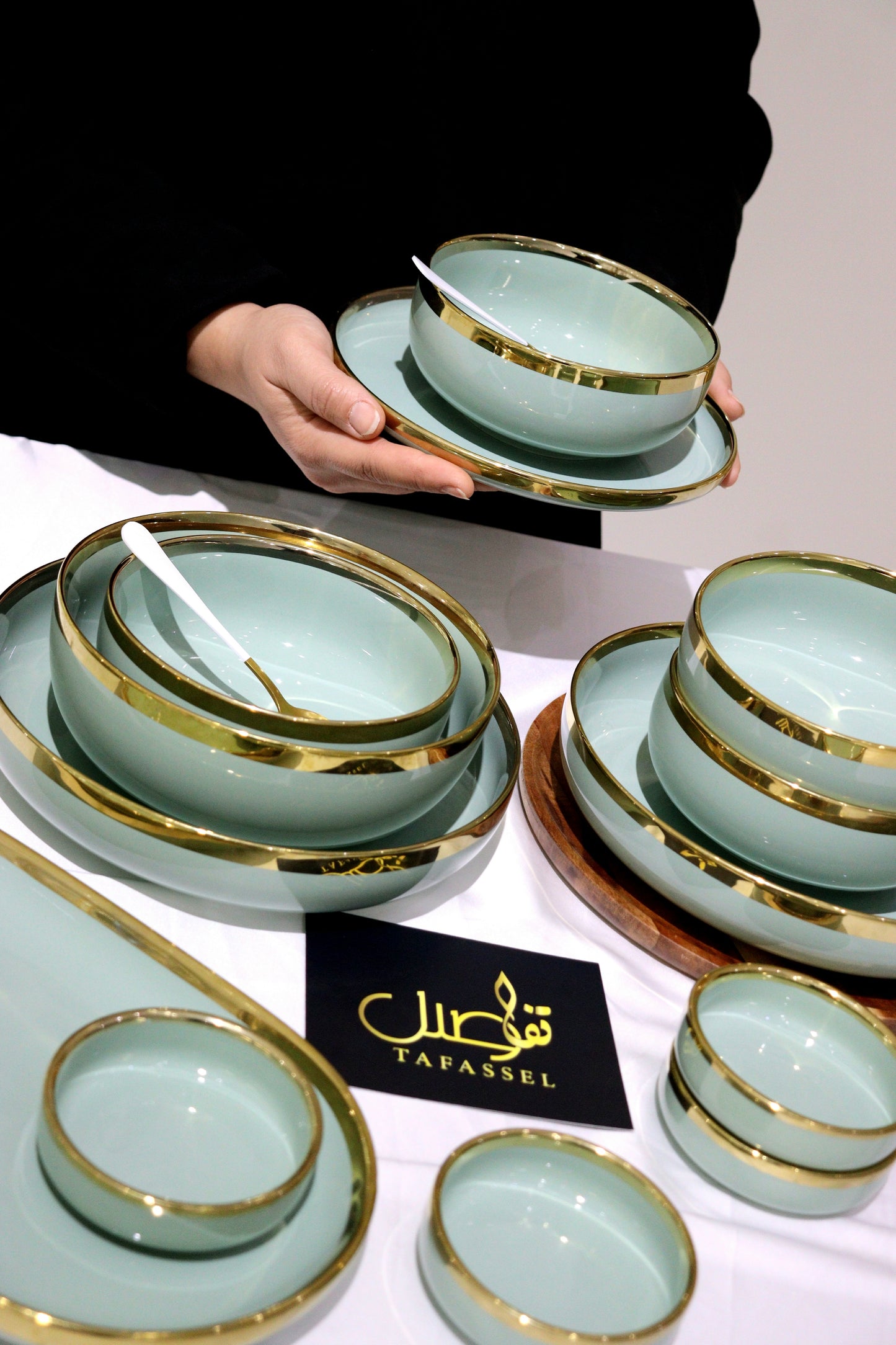 "طقم فاخر 27 قطعة باللون الأخضر – أناقة وتميز لطاولتك!"