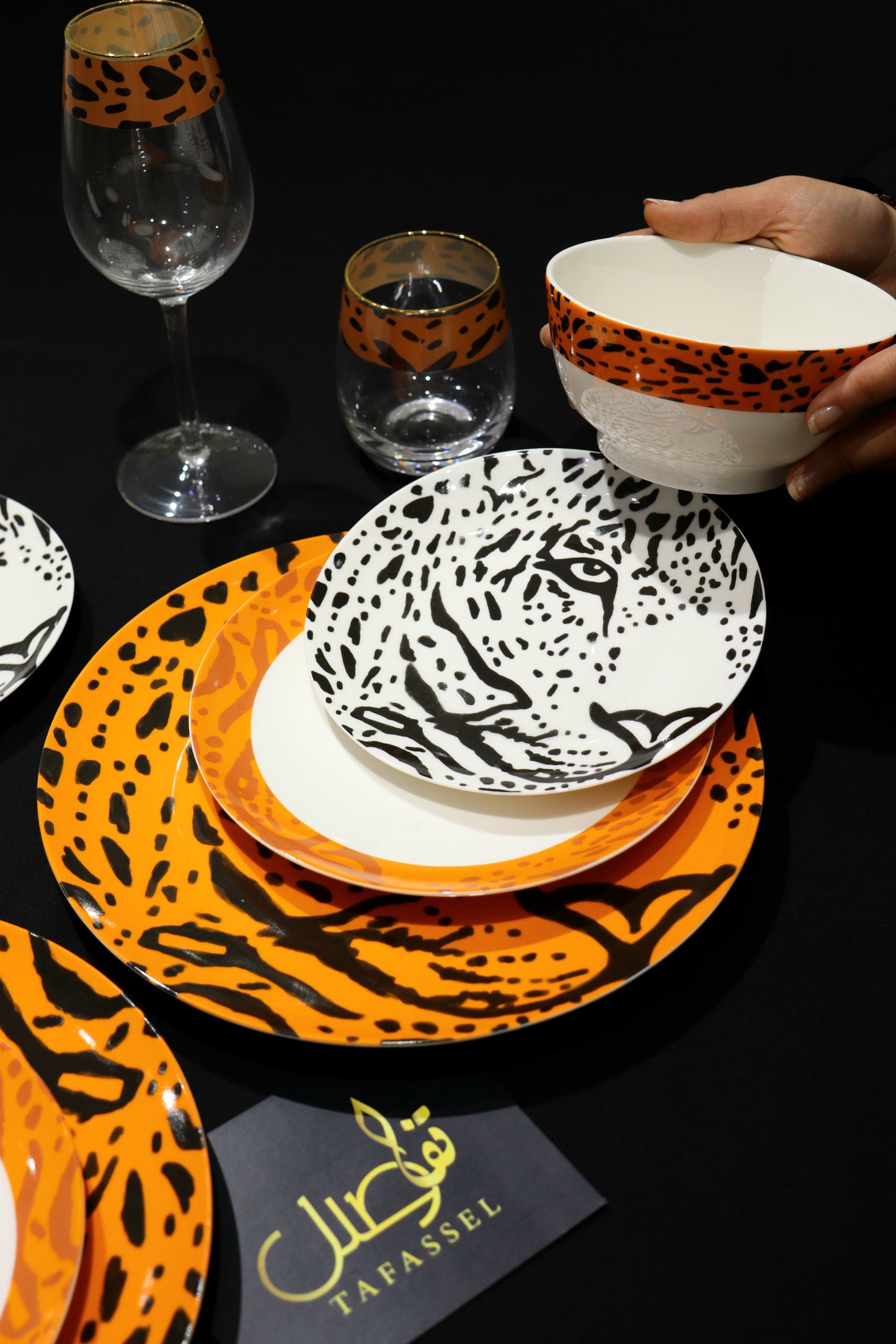 طقم فاخر بلون برتقالي عصري يتكون من 24 قطعة